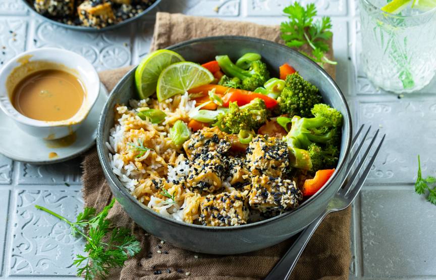 Tofu sezamowe z warzywami na parze i ryżem