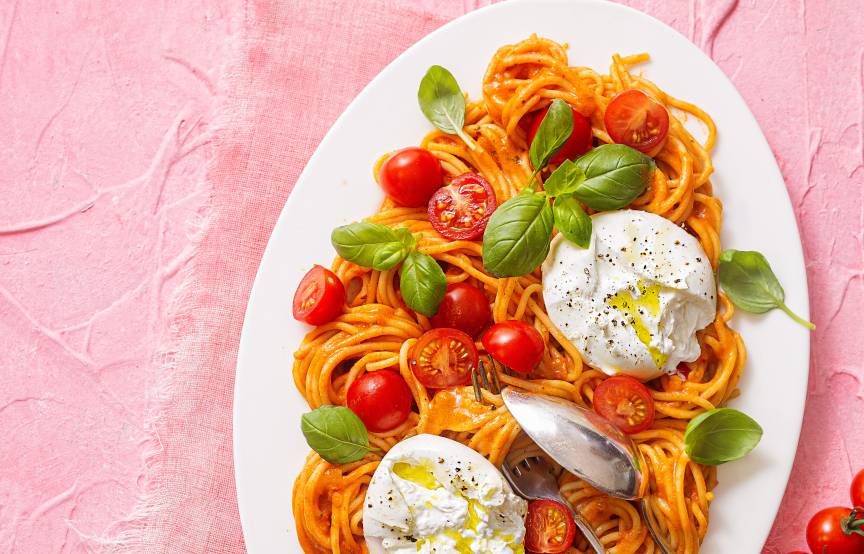 Spaghetti z pomidorami i mozzarellą „Deluxe”