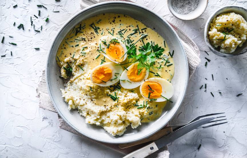 Jajka w sosie musztardowym z puree z kalafiora