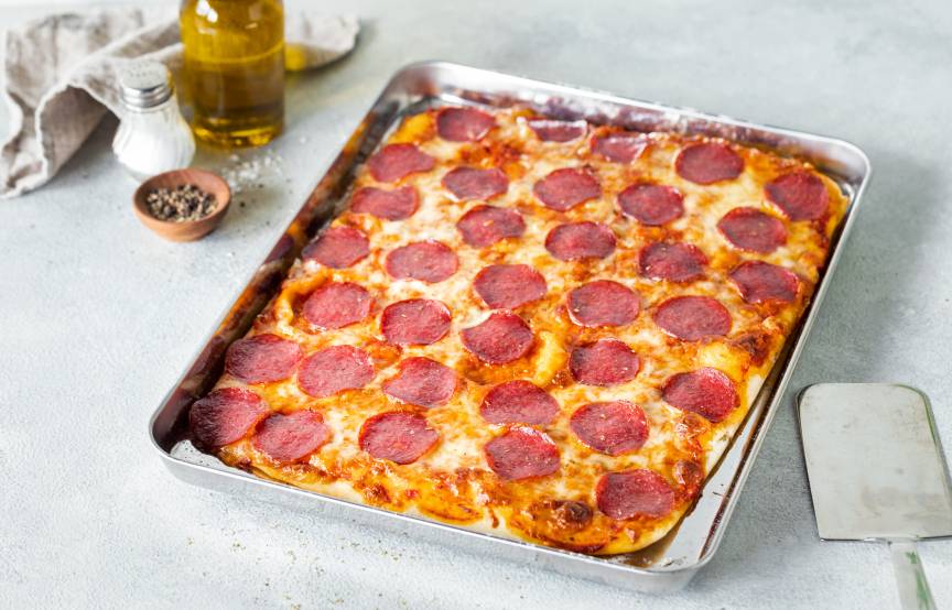 Pizza z salami z blachy
