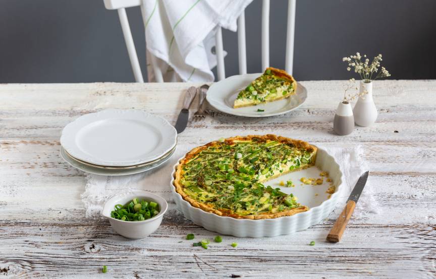 Zielony wiosenny quiche (tarta) ze szparagami