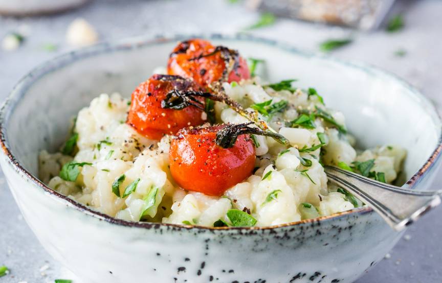 Risotto z czosnkiem niedźwiedzim i pomidorkami koktajlowymi