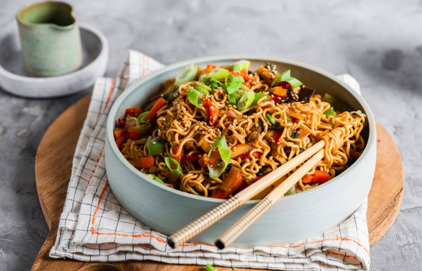 Wegetariański makaron mie teriyaki w 15 minut