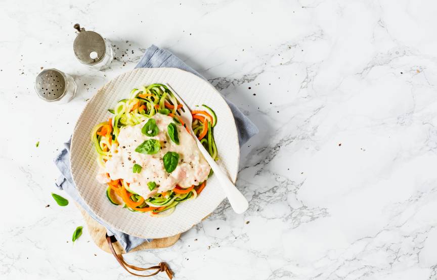 Zoodles w sosie z łososia i fety