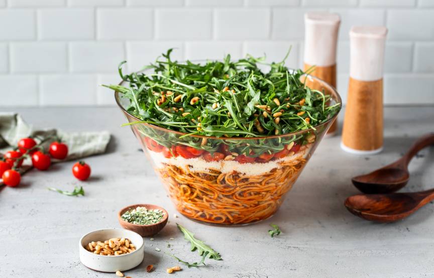 Włoska sałatka warstwowa ze spaghetti