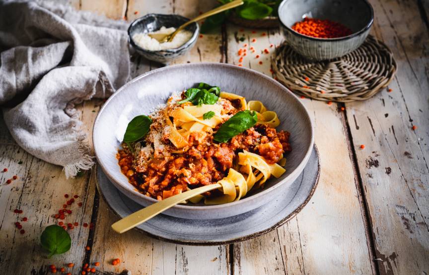Makaron bolognese z czerwonej soczewicy