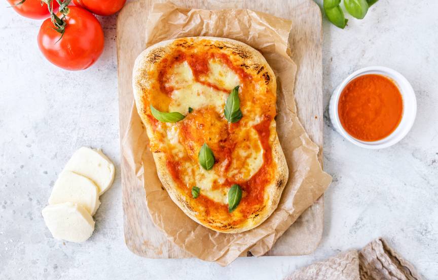 Pinsa z pomidorami i mozzarellą