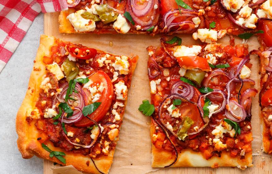 Szybka pizza pomidorowo-fetowa bez drożdży