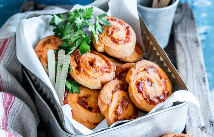 Ślimaczki pizzowe z salami i szynką