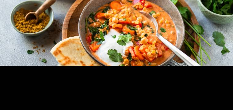 Wysokobiałkowe curry z soczewicy z ciecierzycą i szpinakiem