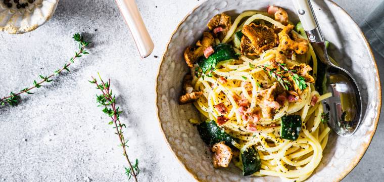 Spaghetti z kremowym sosem z kurek