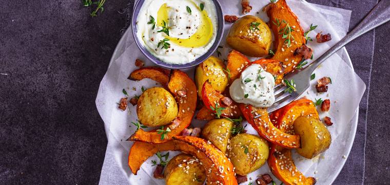 Wedges z dyni i ziemniaków z ubijaną fetą Wedges z dyni i ziemniaków z ubijaną fetą