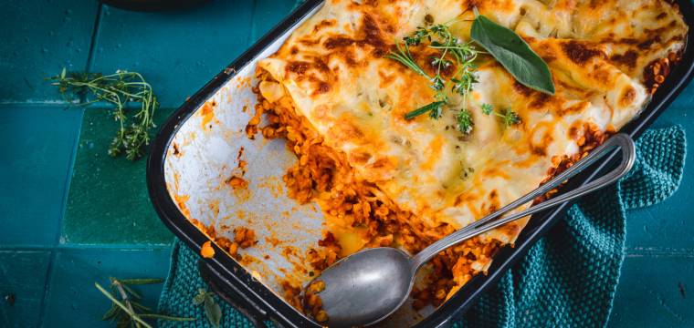Wegańska lasagne z czerwoną soczewicą