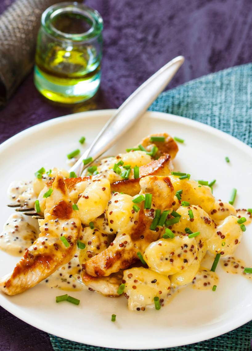 Gnocchi z paskami indyka w kremie ziołowo-musztardowym