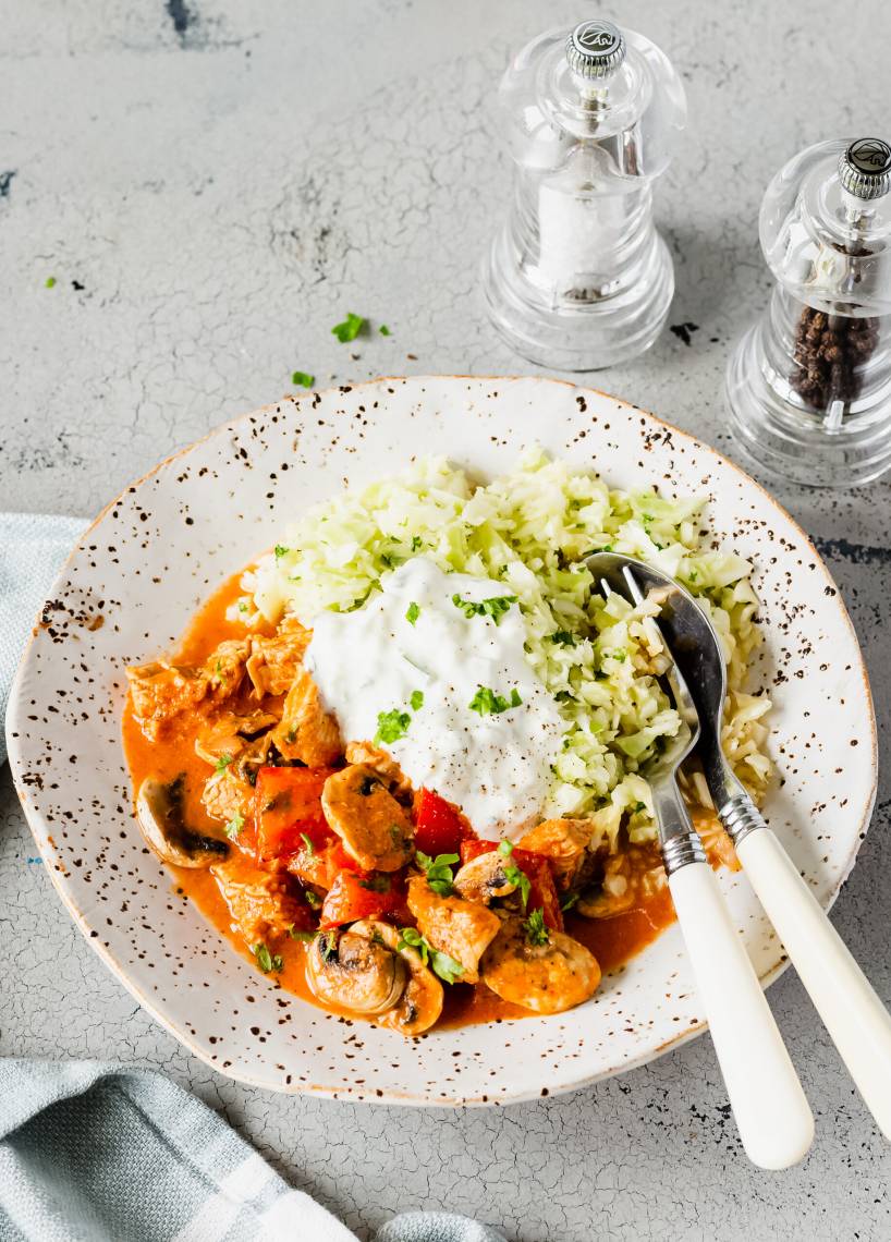 Gyros z indyka z sałatką coleslaw i tzatziki