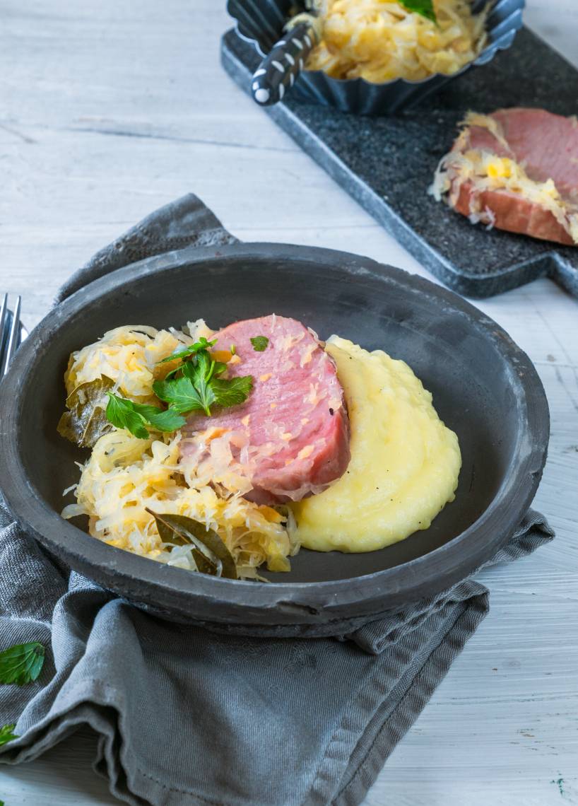 Kasseler (peklowana wieprzowina) z kapustą kiszoną i puree ziemniaczanym