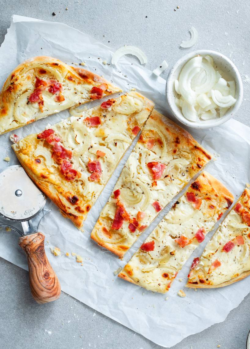 Klasyczna alzacka tarte flambée