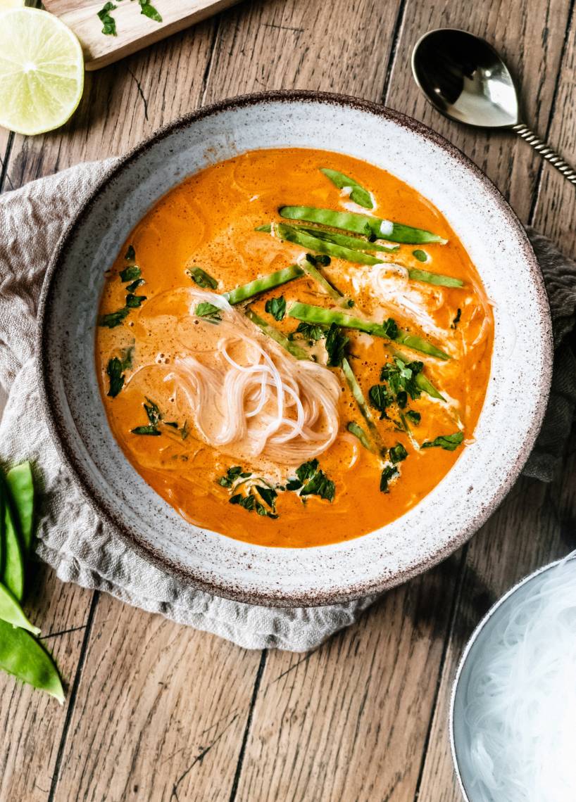 Kokosowa zupa curry z makaronem szklanym i kolendrą