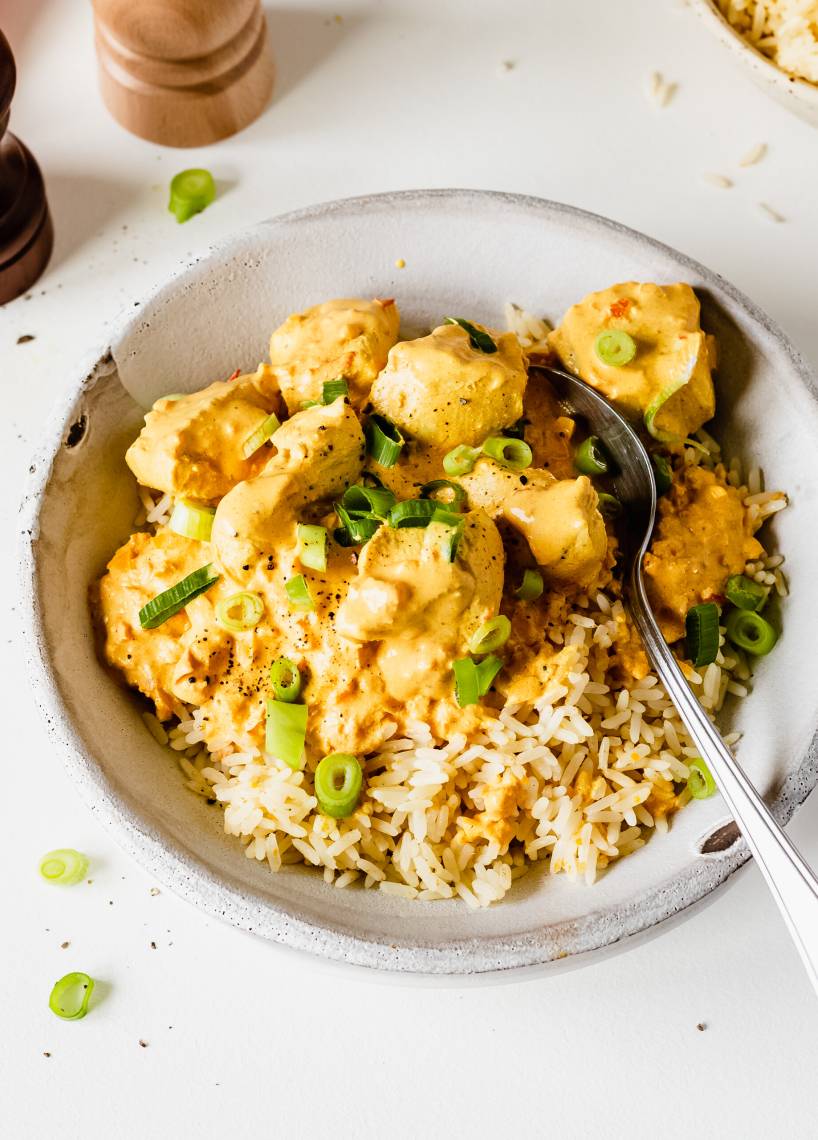 Kurczak z sosem curry i kwaśną śmietaną