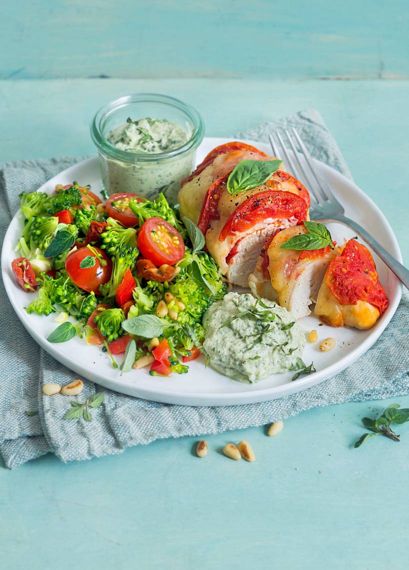 Kurczak z zapiekanym pomidorem i mozzarellą z sałatką brokułową