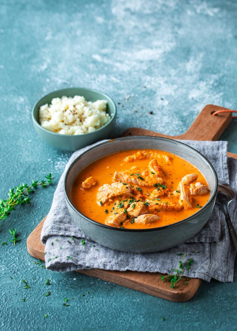 Low carb gulasz z indyka w czerwonym sosie śmietankowym