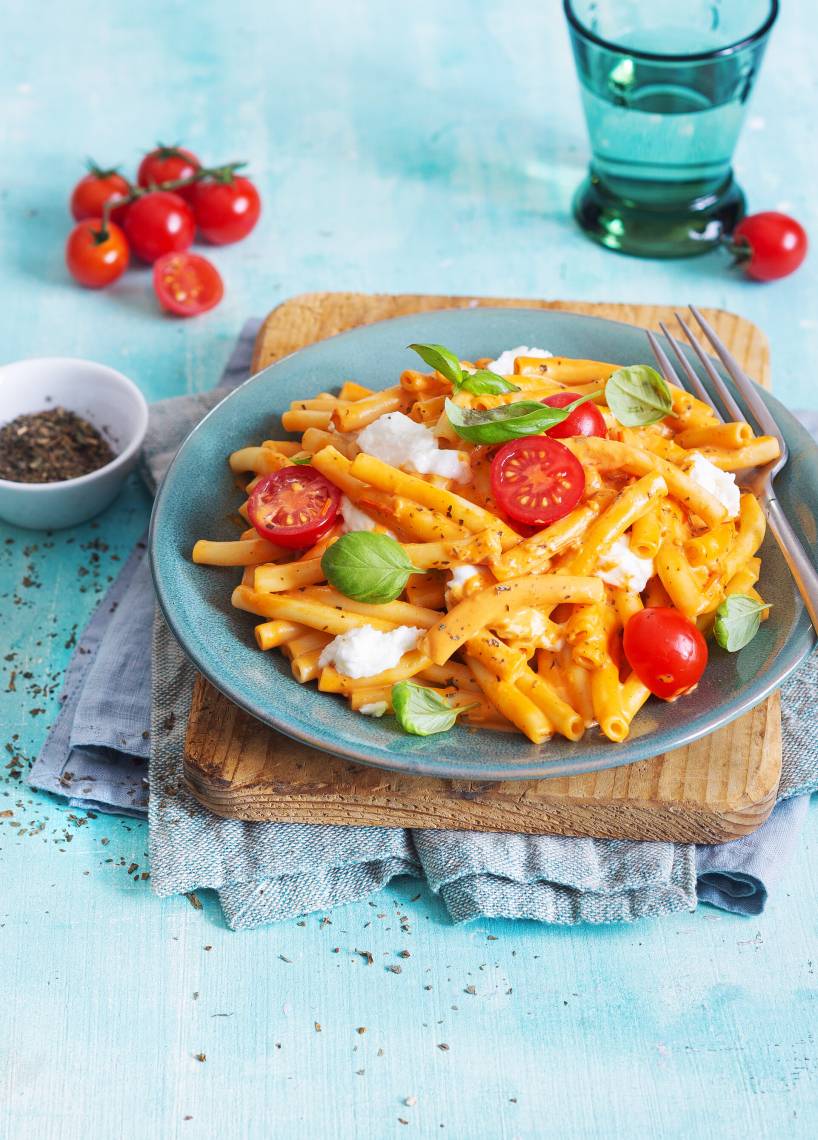 Makaron Macaroni z pomidorami i mozzarellą