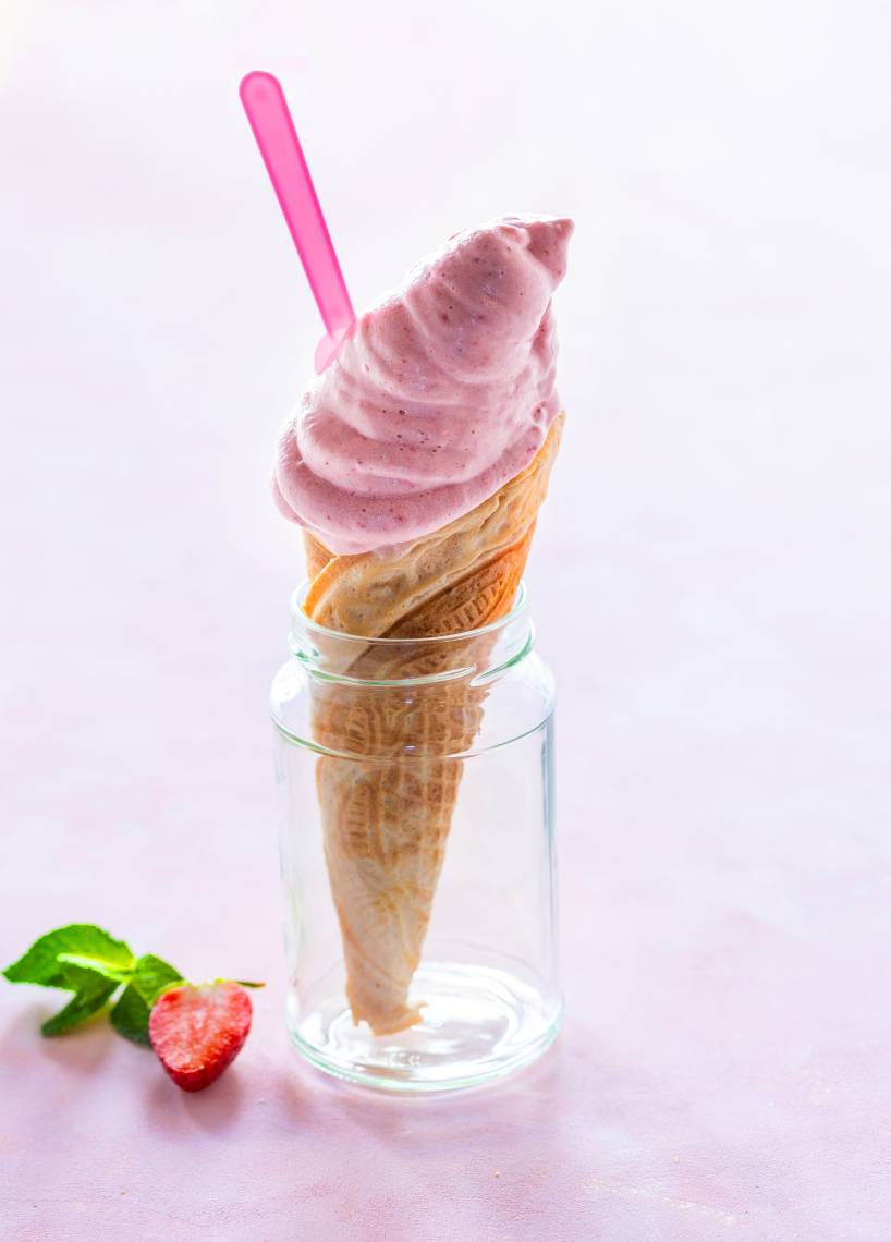 Miękkie lody truskawkowe z miętą