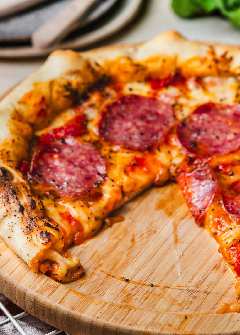 Pizza z serowym brzegiem