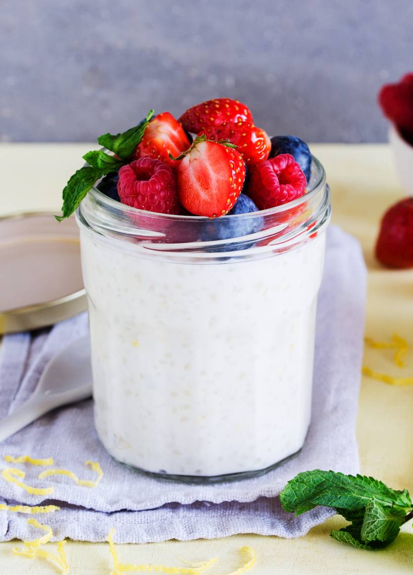 Ryż na mleku z jogurtem skyr i owocami