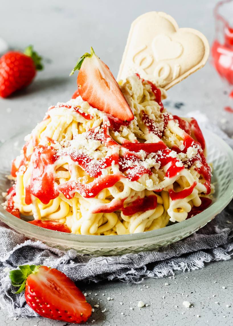 Spaghetti lodowe z sosem truskawkowym