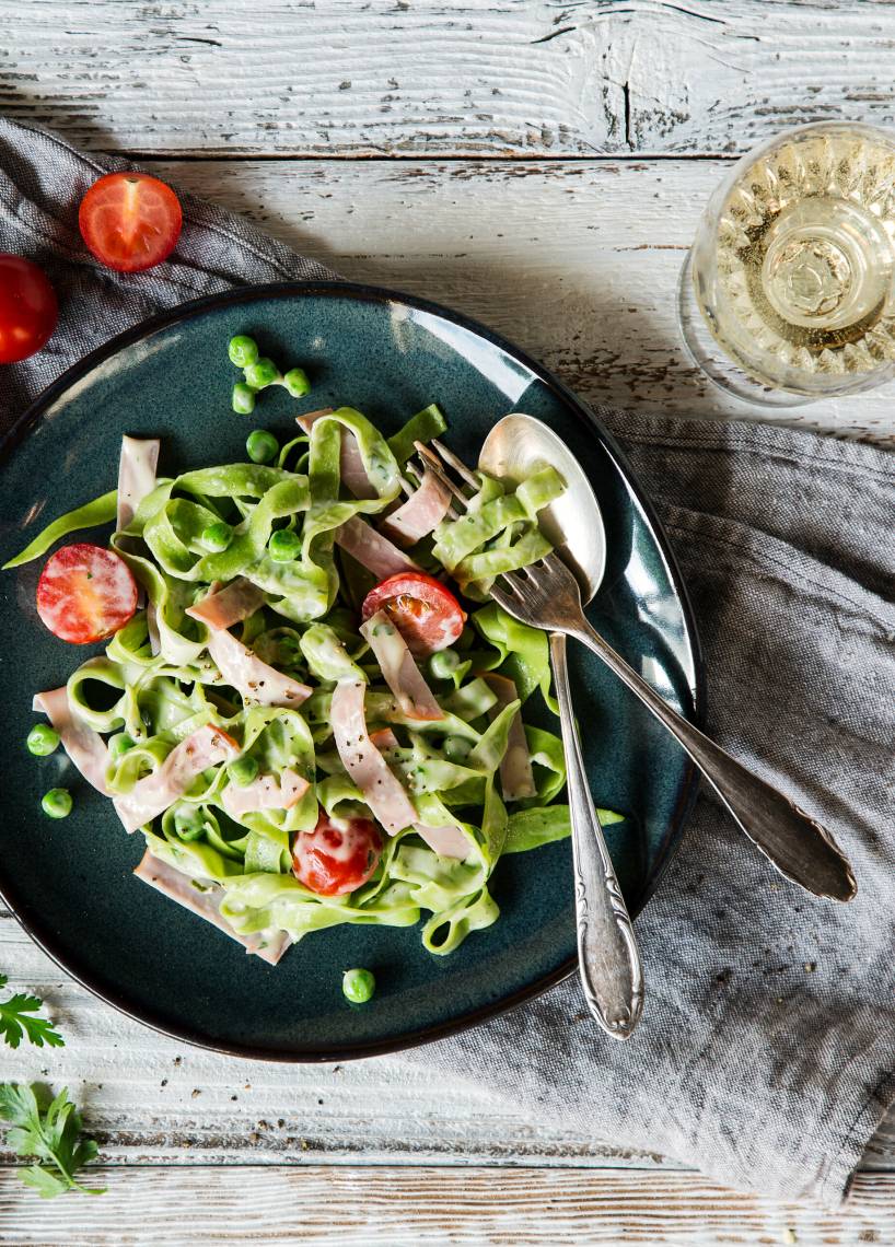 Tagliatelle w sosie serowym z szynką i groszkiem