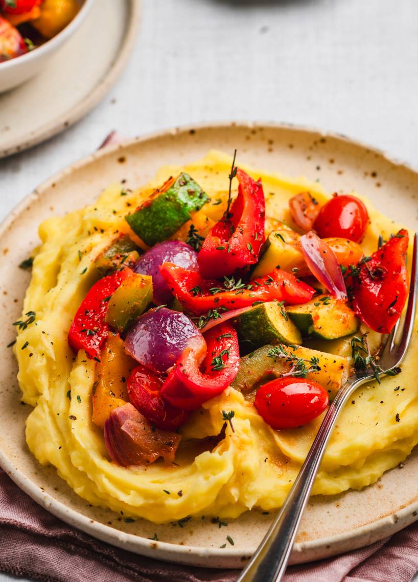 Czosnkowo-ziemniaczane puree z 3-paprykowym ratatouille