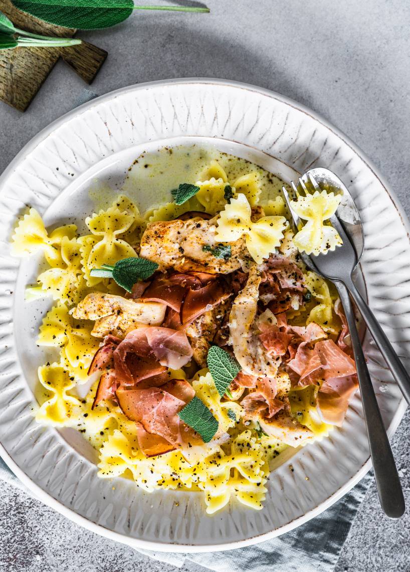 Farfalle z kurczakiem w sosie saltimbocca