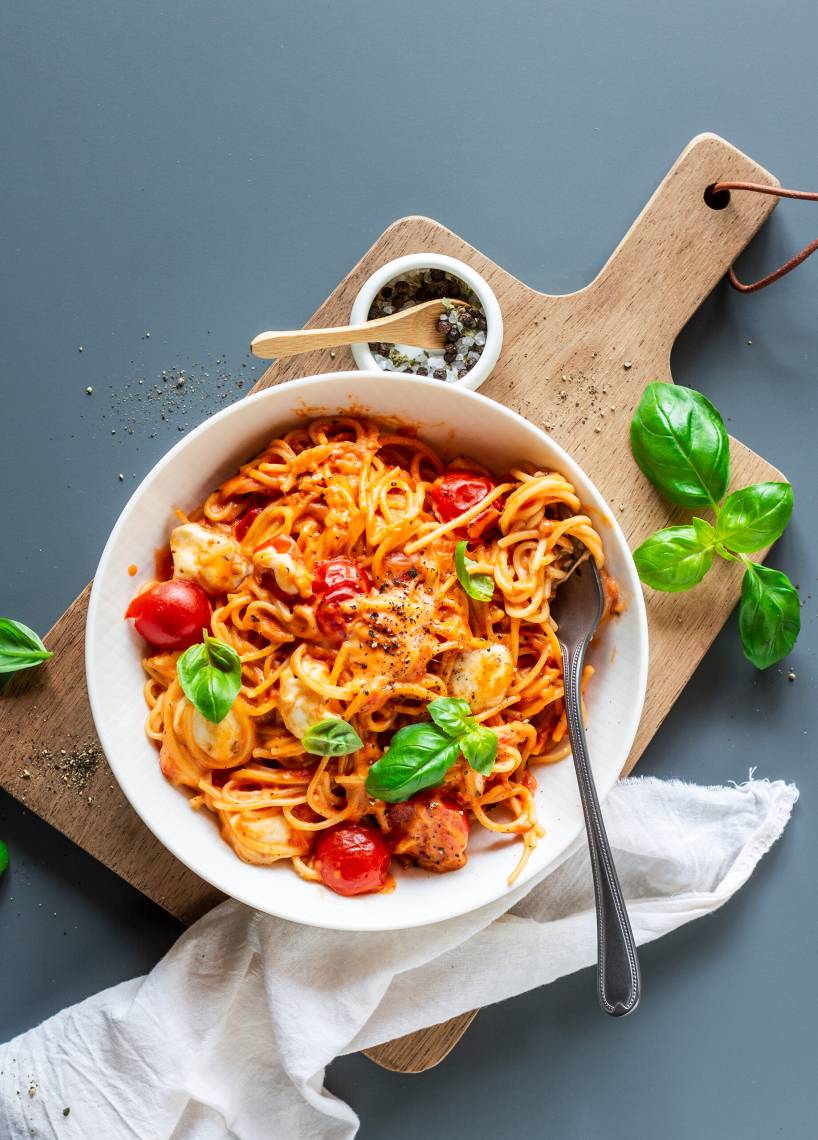 Jednogarnkowe spaghetti z pomidorami i mozzarellą