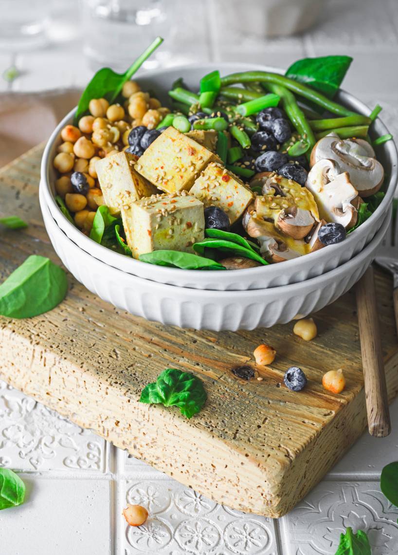 Miska ze szpinakiem i marynowanym tofu