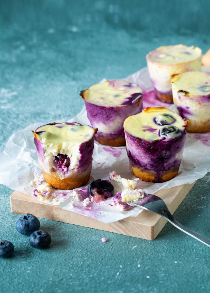 Niskowęglowodanowe muffiny sernikowe z borówkami