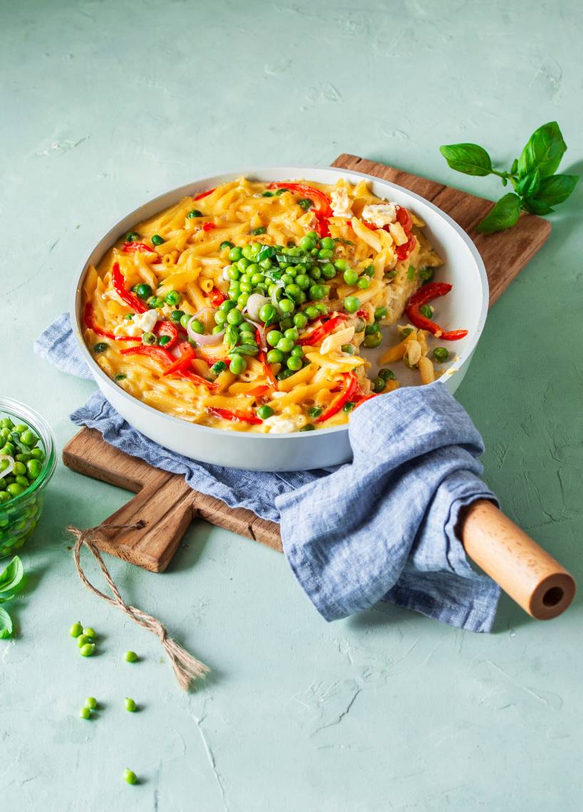 Penne frittata z sałatką z groszku