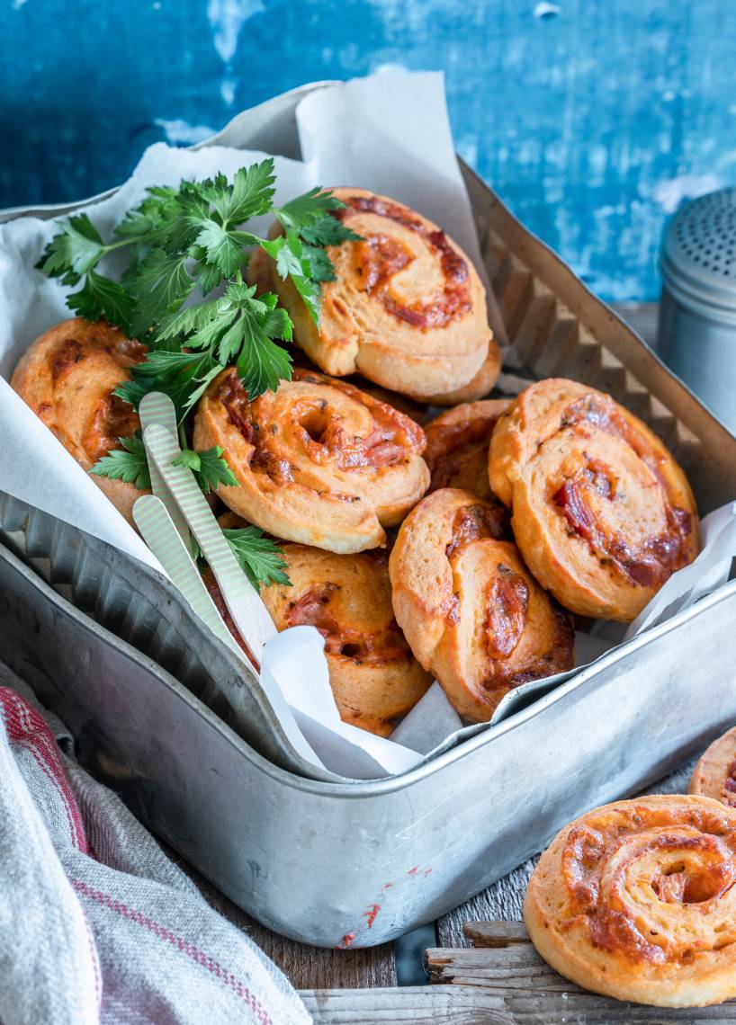 Ślimaczki pizzowe z salami i szynką