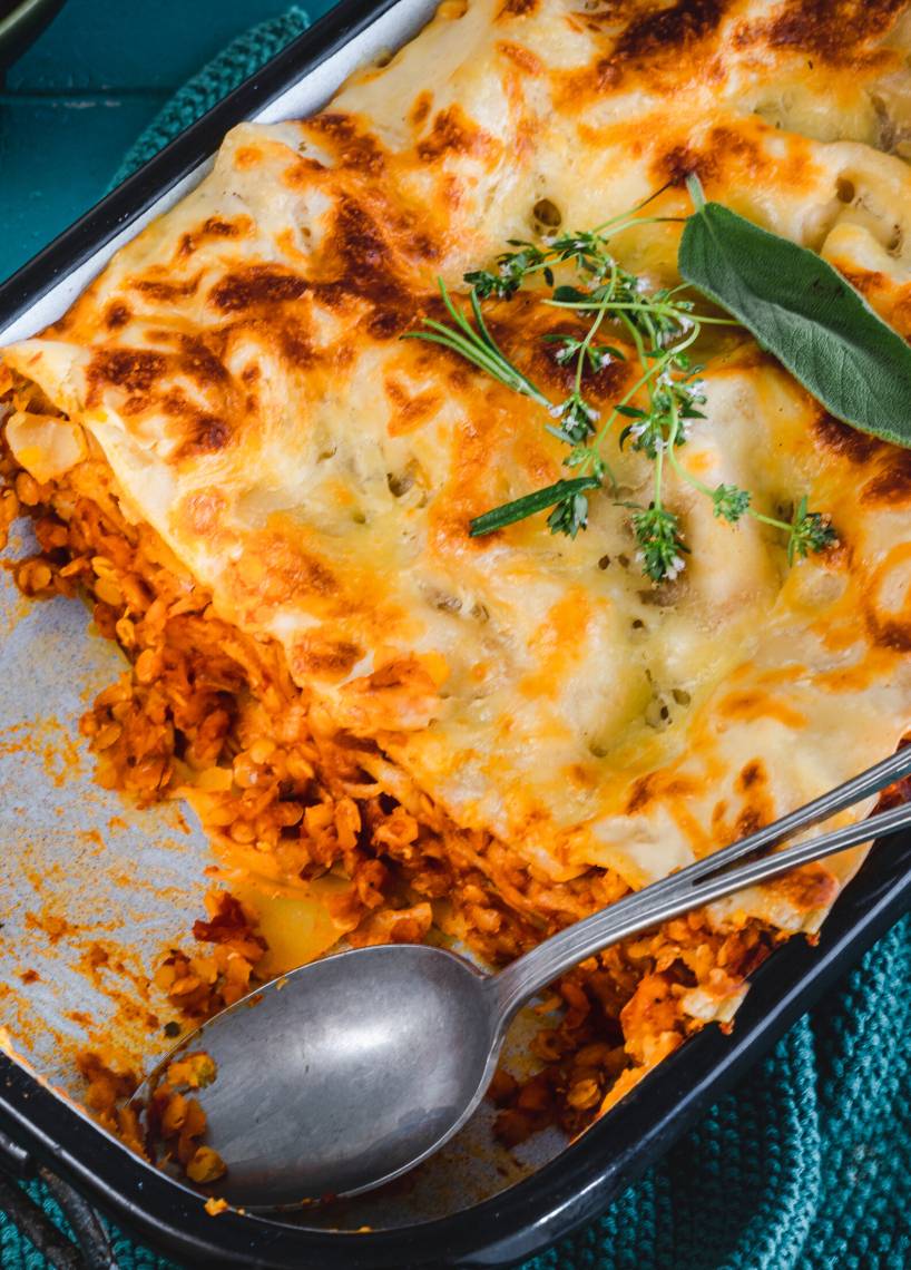 Wegańska lasagne z czerwoną soczewicą