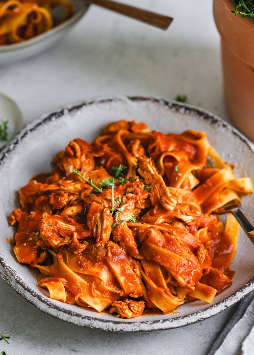 Delikatny szarpany kurczak z tagliatelle