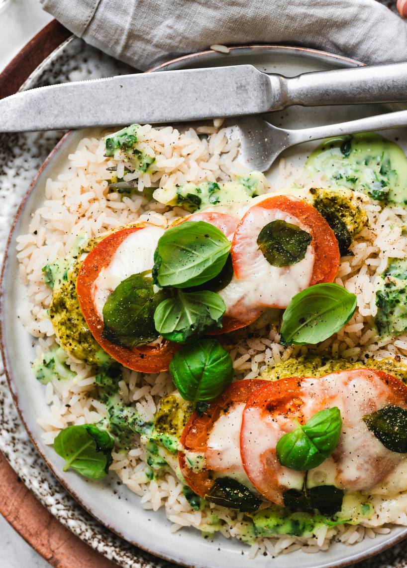 Kurczak z pesto, pomidorami i mozzarellą z ryżem i sosem ziołowym