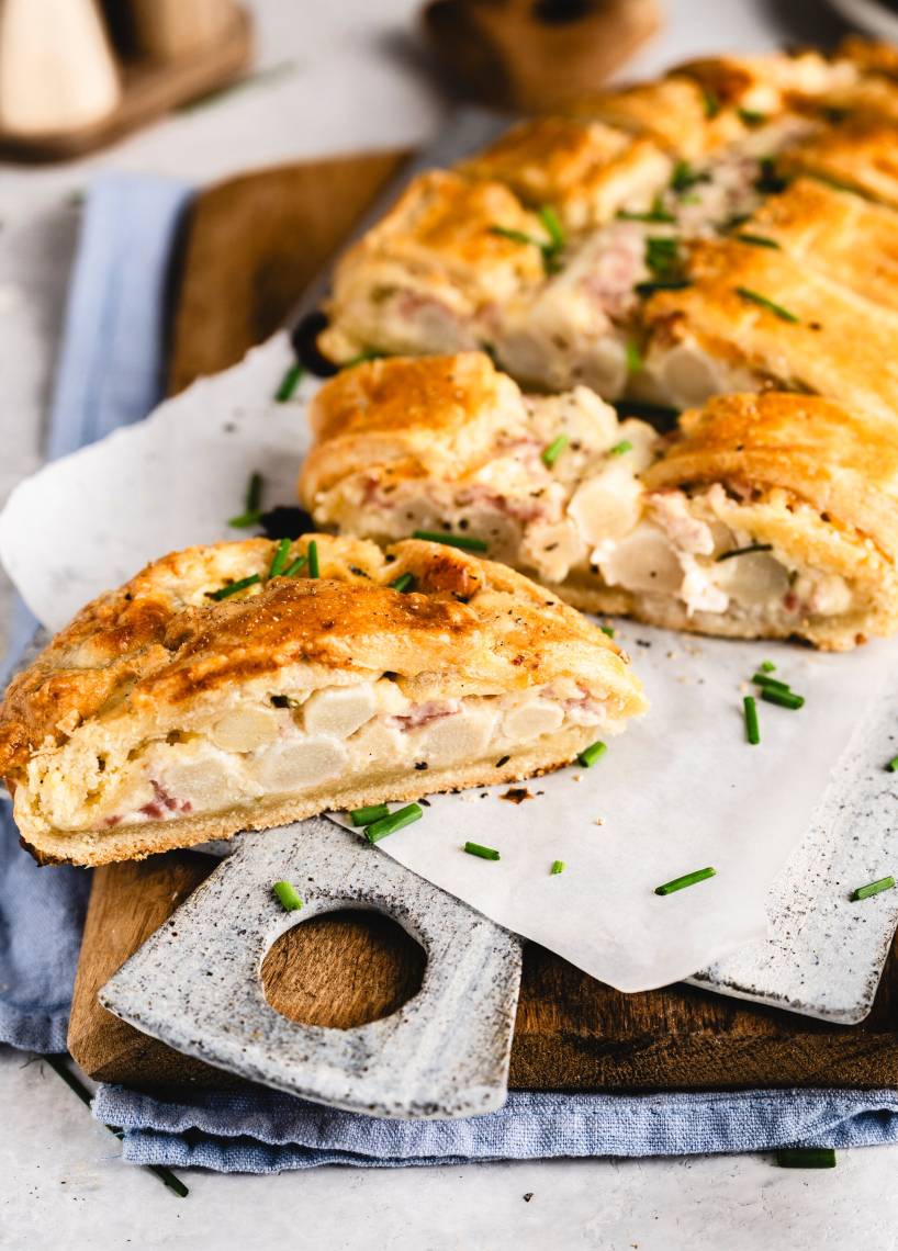 Strudel szparagowy z kremem z szynki camembert