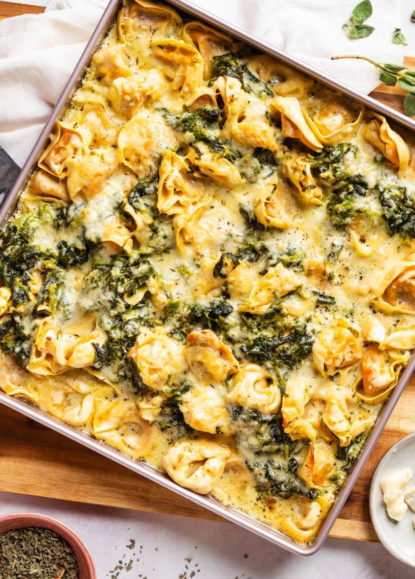 Tortellini z blachy z gorgonzolą i sosem szpinakowym