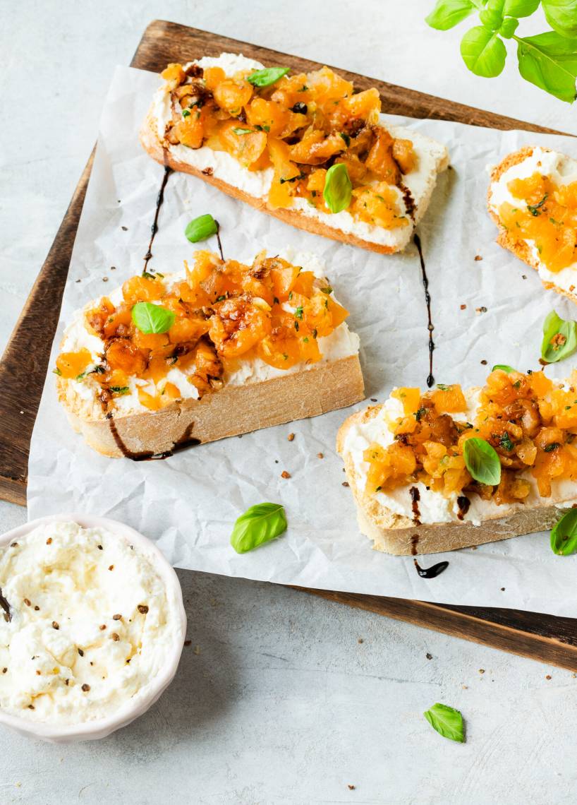 Bruschetta z kremem z fety i salsą z melona