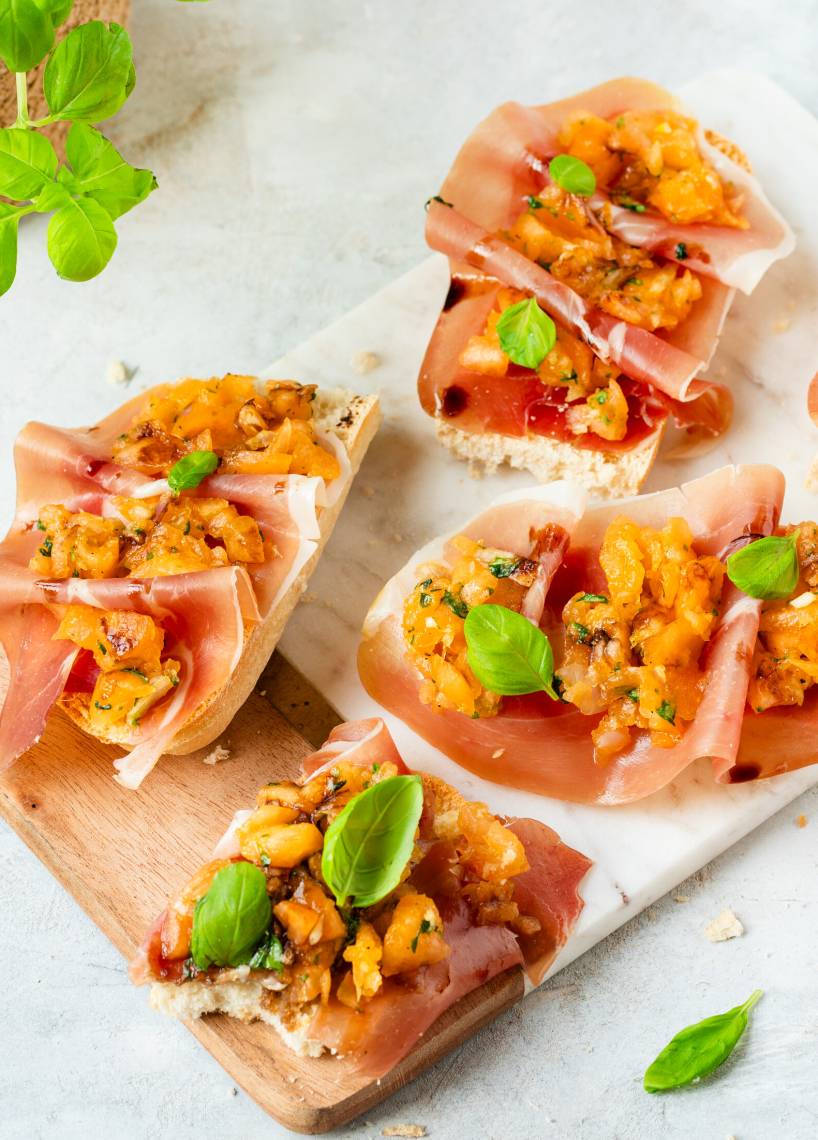 Bruschetta z szynką i z melonem miodowym