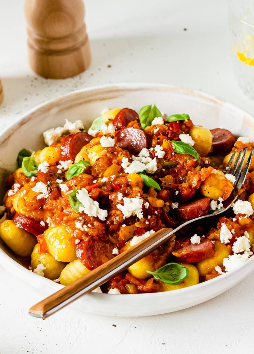 Gnocchi antipasti z fetą i kiełbasą