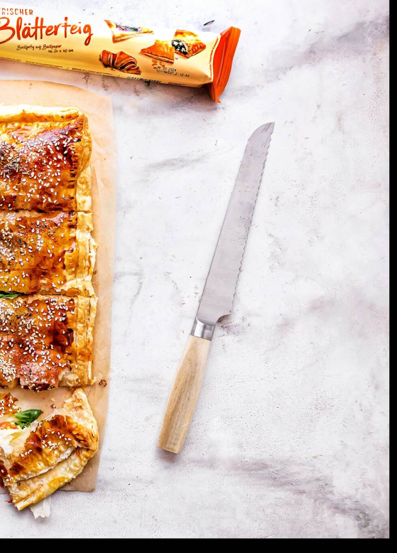 Kąski z ciasta francuskiego z pomidorami i mozzarellą