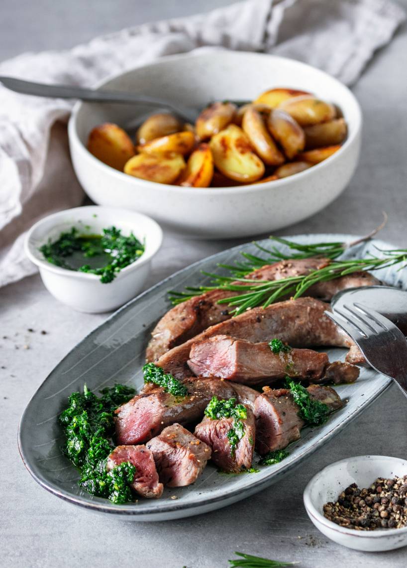 Polędwiczki jagnięce sous-vide z pieczonymi ziemniakami i sosem ziołowym