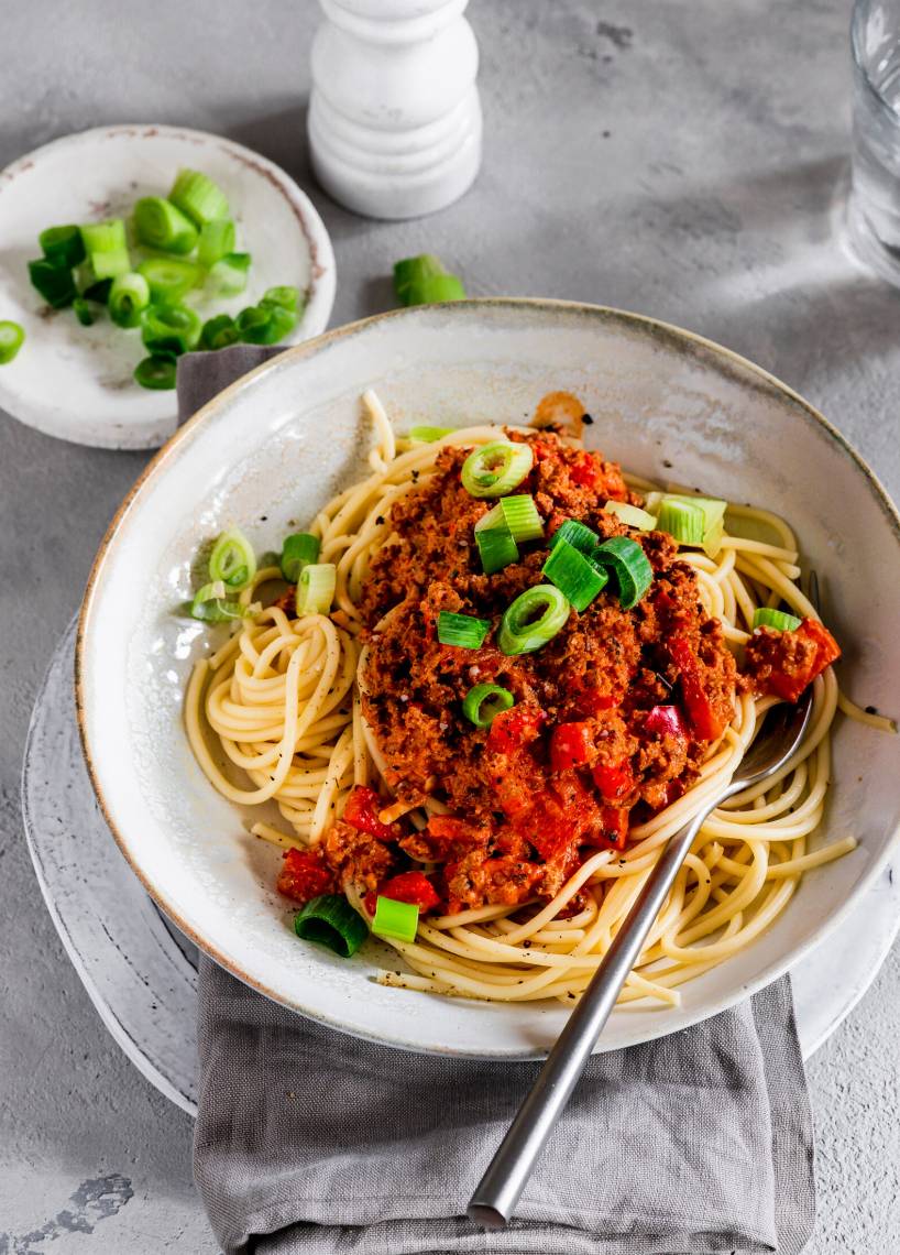 Spaghetti z paprykowym sosem bolońskim