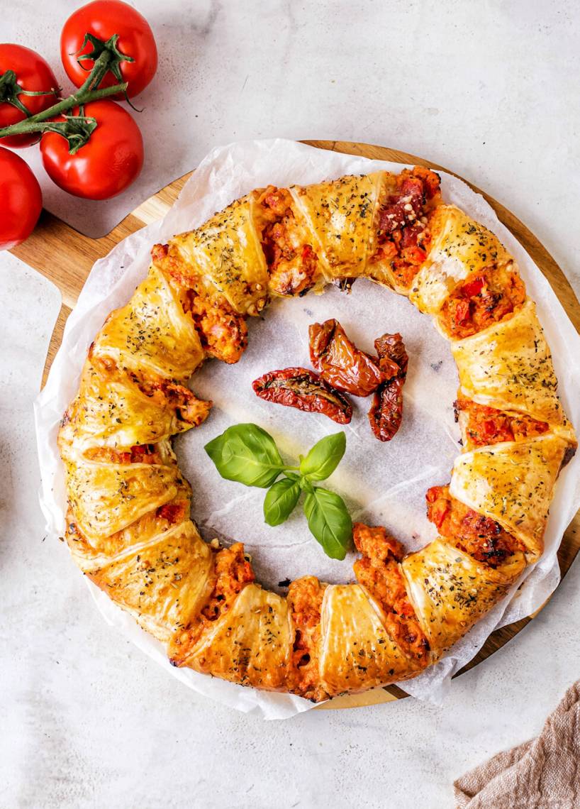 Chrupiący wieniec "Pizza" z ciasta francuskiego